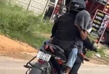 युवक ने बाईक की टंकी पर युवती को बैठाकर चलाई बाइक, पुलिस ने काटा एक हजार का चालान युवक ने बाईक की टंकी पर युवती को बैठाकर चलाई बाइक, पुलिस ने काटा एक हजार का चालान