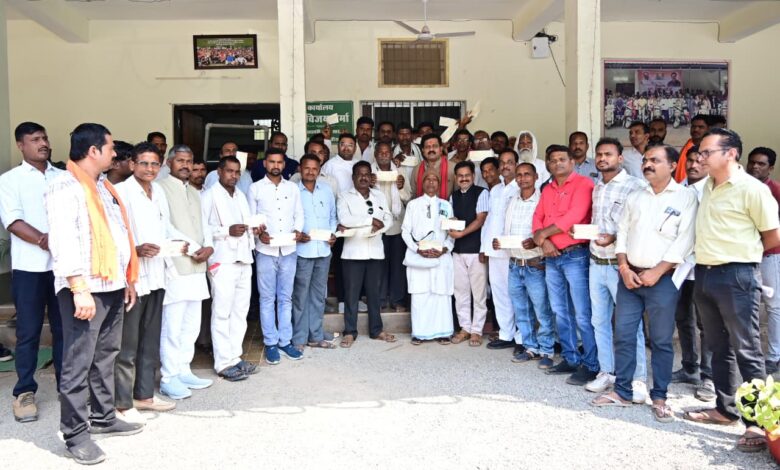 उपमुख्यमंत्री शर्मा ने कबीर कुटियों को वाद्ययंत्रों के लिए 4.25 लाख का किया वितरण उपमुख्यमंत्री शर्मा ने कबीर कुटियों को वाद्ययंत्रों के लिए 4.25 लाख का किया वितरण