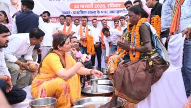 सांस्कृतिक स्वाभिमान का शंखनाद, पंडरिया में 165 आदिवासी नागरिकों की घर वापसी, विधायक ने पैर पखारकर किया सम्मान सांस्कृतिक स्वाभिमान का शंखनाद, पंडरिया में 165 आदिवासी नागरिकों की घर वापसी, विधायक ने पैर पखारकर किया सम्मान