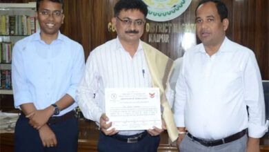 कलेक्टर ने अंगदान संकल्प लेने वाले कर्मचारी को किया सम्मानित कलेक्टर ने अंगदान संकल्प लेने वाले कर्मचारी को किया सम्मानित