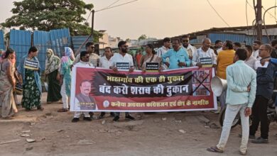 भाठागांव में शराब दुकान के खिलाफ गुलाब वाला घेराव, शराबियों को गुलाब भेंट कर किया निवेदन भाठागांव में शराब दुकान के खिलाफ गुलाब वाला घेराव, शराबियों को गुलाब भेंट कर किया निवेदन