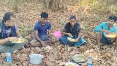 नक्सलियों का जवानों के साथ भोजन करने वाला वीडियो हुआ वायरल नक्सलियों का जवानों के साथ भोजन करने वाला वीडियो हुआ वायरल