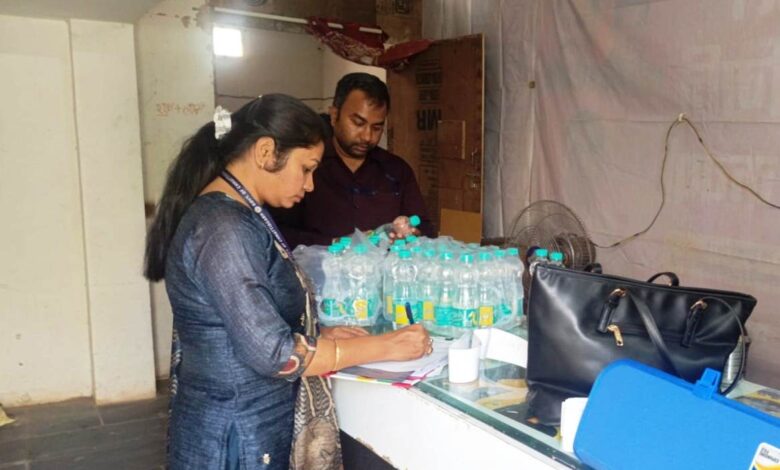 рдЕрд╡реИрдз рдЙрддреНрдкрд╛рджрди рдкрд░ рдмрдбрд╝реА рдХрд╛рд░реНрд░рд╡рд╛рдИ: рдмрд┐рд▓реНрд╕ рд╡реЙрдЯрд░ рдбреНрд░рд┐рдВрдХреЛ рд╕реЗ 2016 рдмреЛрддрд▓реЗрдВ рд╕реАрдЬ, рдирдореВрдиреЗ рдЬрд╛рдВрдЪ рдХреЗ рд▓рд┐рдП рднреЗрдЬреЗ рдЧрдП рдЕрд╡реИрдз рдЙрддреНрдкрд╛рджрди рдкрд░ рдмрдбрд╝реА рдХрд╛рд░реНрд░рд╡рд╛рдИ: рдмрд┐рд▓реНрд╕ рд╡реЙрдЯрд░ рдбреНрд░рд┐рдВрдХреЛ рд╕реЗ 2016 рдмреЛрддрд▓реЗрдВ рд╕реАрдЬ, рдирдореВрдиреЗ рдЬрд╛рдВрдЪ рдХреЗ рд▓рд┐рдП рднреЗрдЬреЗ рдЧрдП