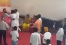 धीरेंद्र शास्त्री से मिलने को लेकर आयोजन समिति और अग्रवाल के बीच बहस, हाथापाई तक पहुंचा मामला धीरेंद्र शास्त्री से मिलने को लेकर आयोजन समिति और अग्रवाल के बीच बहस, हाथापाई तक पहुंचा मामला