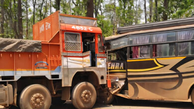 बस-ट्रक के आमने-सामने की भिड़ंत में 17 यात्री घायल, 3 गंभीर बस-ट्रक के आमने-सामने की भिड़ंत में 17 यात्री घायल, 3 गंभीर