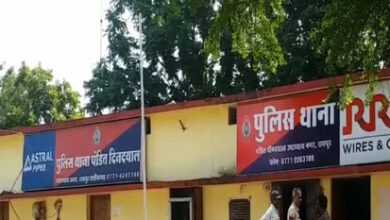 मधुशाला बार में युवक ने किराना व्यापारी पर बीयर की बोतल से किया हमला, तलाश जारी मधुशाला बार में युवक ने किराना व्यापारी पर बीयर की बोतल से किया हमला, तलाश जारी