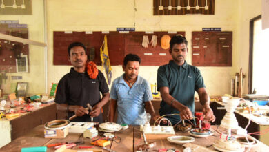 рдЕрдм рд╣рдерд┐рдпрд╛рд░ рдирд╣реАрдВ, рд╣реБрдирд░ рд╕реЗ рдмрджрд▓ рд░рд╣реА рдкреБрдирд░реНрд╡рд╛рд╕рд┐рддреЛрдВ рдХреА рдЬрд┐рдВрджрдЧреА, рдЗрд▓реЗрдХреНрдЯреНрд░реАрд╢рд┐рдпрди рдЯреНрд░реЗрдб рдореЗрдВ рджрд┐рдпрд╛ рдЬрд╛ рд░рд╣рд╛ рдкреНрд░рд╢рд┐рдХреНрд╖рдг рдЕрдм рд╣рдерд┐рдпрд╛рд░ рдирд╣реАрдВ, рд╣реБрдирд░ рд╕реЗ рдмрджрд▓ рд░рд╣реА рдкреБрдирд░реНрд╡рд╛рд╕рд┐рддреЛрдВ рдХреА рдЬрд┐рдВрджрдЧреА, рдЗрд▓реЗрдХреНрдЯреНрд░реАрд╢рд┐рдпрди рдЯреНрд░реЗрдб рдореЗрдВ рджрд┐рдпрд╛ рдЬрд╛ рд░рд╣рд╛ рдкреНрд░рд╢рд┐рдХреНрд╖рдг