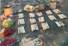 सीआरपीएफ को जंगल में भारी मात्रा में विस्फोटक मिला सीआरपीएफ को जंगल में भारी मात्रा में विस्फोटक मिला