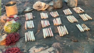 सीआरपीएफ को जंगल में भारी मात्रा में विस्फोटक मिला सीआरपीएफ को जंगल में भारी मात्रा में विस्फोटक मिला