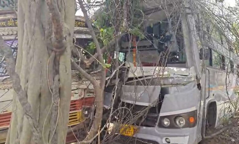 बस-ट्रक में टक्कर, एक दर्जन से ज्यादा यात्री घायल बस-ट्रक में टक्कर, एक दर्जन से ज्यादा यात्री घायल