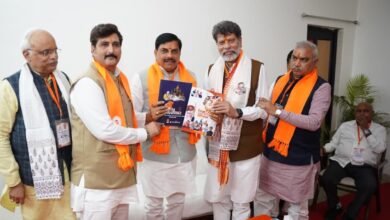 प्रदेश भाजपा अध्यक्ष ने केंद्र और राज्य सरकार की उपलब्धियों पर आधारित किताब एमपी के सीएम को भेंट की प्रदेश भाजपा अध्यक्ष ने केंद्र और राज्य सरकार की उपलब्धियों पर आधारित किताब एमपी के सीएम को भेंट की