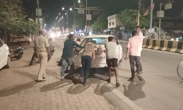 तहसील कार्यालय के सामने कार बिगड़ी, पकडे गए महाराष्ट्र के 2 गांजा तस्कर तहसील कार्यालय के सामने कार बिगड़ी, पकडे गए महाराष्ट्र के 2 गांजा तस्कर