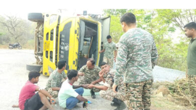 अनियंत्रित तेज रफ्तार हाईवा पलटी 3 घायल अनियंत्रित तेज रफ्तार हाईवा पलटी 3 घायल