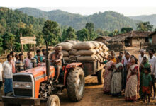 अबूझमाड़ की दुर्गम पहाड़ियों काे लांघकर पहली बार राशन पहुँचा हितुल अबूझमाड़ की दुर्गम पहाड़ियों काे लांघकर पहली बार राशन पहुँचा हितुल