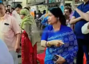 बीच सड़क दुकान लगाने पर भड़की दुर्ग महापौर अल्का, बोली अभी के अभी ठेला हटाओ, एक लगा दूंगी बीच सड़क दुकान लगाने पर भड़की दुर्ग महापौर अल्का, बोली अभी के अभी ठेला हटाओ, एक लगा दूंगी