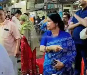 बीच सड़क दुकान लगाने पर भड़की दुर्ग महापौर अल्का, बोली अभी के अभी ठेला हटाओ, एक लगा दूंगी बीच सड़क दुकान लगाने पर भड़की दुर्ग महापौर अल्का, बोली अभी के अभी ठेला हटाओ, एक लगा दूंगी