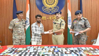 दंतेवाड़ा पुलिस ने गुम हुए 141 मोबाइल उनके असली मालिकों को सौंपे दंतेवाड़ा पुलिस ने गुम हुए 141 मोबाइल उनके असली मालिकों को सौंपे