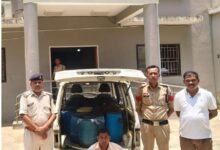 बिजली ऑफिस के पास कार से 450 लीटर अवैध महुआ शराब जब्त बिजली ऑफिस के पास कार से 450 लीटर अवैध महुआ शराब जब्त