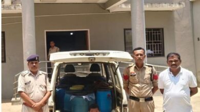 बिजली ऑफिस के पास कार से 450 लीटर अवैध महुआ शराब जब्त बिजली ऑफिस के पास कार से 450 लीटर अवैध महुआ शराब जब्त