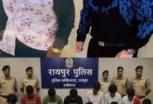 तीन पैनल 777 से ऑनलाइन सट्टा चलाने वाले नमन, आयुष, सरफराज सहित 9 संदिग्ध गिरफ्तार तीन पैनल 777 से ऑनलाइन सट्टा चलाने वाले नमन, आयुष, सरफराज सहित 9 संदिग्ध गिरफ्तार