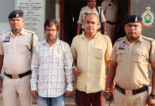 सरकारी नौकरी के नाम पर 34 लोगों को फर्जी नियुक्ति पत्र थमाकर 1.5 करोड़ की ठगी, शिक्षक व क्लर्क गिरफ्तार सरकारी नौकरी के नाम पर 34 लोगों को फर्जी नियुक्ति पत्र थमाकर 1.5 करोड़ की ठगी, शिक्षक व क्लर्क गिरफ्तार