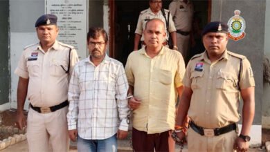 सरकारी नौकरी के नाम पर 34 लोगों को फर्जी नियुक्ति पत्र थमाकर 1.5 करोड़ की ठगी, शिक्षक व क्लर्क गिरफ्तार सरकारी नौकरी के नाम पर 34 लोगों को फर्जी नियुक्ति पत्र थमाकर 1.5 करोड़ की ठगी, शिक्षक व क्लर्क गिरफ्तार