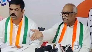 प्रधानमंत्री उर्वरक की व्यवस्था करने के बजाय किसानों से यूरिया की खपत कम करने की अपील कर रहे – शुक्ला प्रधानमंत्री उर्वरक की व्यवस्था करने के बजाय किसानों से यूरिया की खपत कम करने की अपील कर रहे – शुक्ला