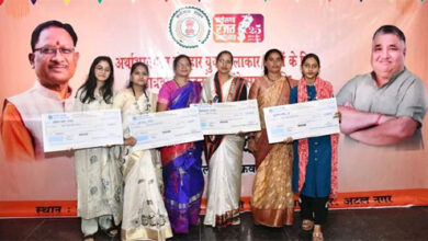 पद्मविभूषण स्व. डॉ. तीजन बाई सहित आठ दिवंगत कलाकारों एवं साहित्यकारों के परिजनों को मिली आर्थिक सहायता पद्मविभूषण स्व. डॉ. तीजन बाई सहित आठ दिवंगत कलाकारों एवं साहित्यकारों के परिजनों को मिली आर्थिक सहायता