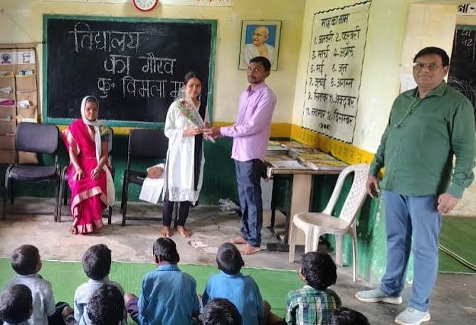 मैनपाट की बेटी विमला माझी ने नीट में पाई सफलता, स्कूल ने किया सम्मानित मैनपाट की बेटी विमला माझी ने नीट में पाई सफलता, स्कूल ने किया सम्मानित