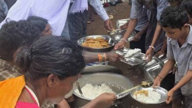 दिव्यांग भृत्य ने अपने 10 वर्ष के कार्यकाल की स्मृति में बच्चों को कराया न्योता भोज दिव्यांग भृत्य ने अपने 10 वर्ष के कार्यकाल की स्मृति में बच्चों को कराया न्योता भोज